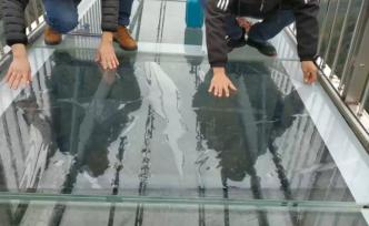 時(shí)薪千元！300米高空給玻璃懸廊貼膜