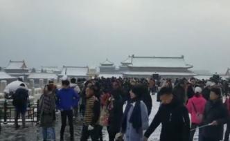 故宫雪后变紫禁城，游客赏雪爆满