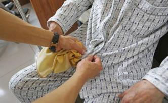 放寬入職條件、拓寬職業(yè)空間，養(yǎng)老護(hù)理困境有望破局