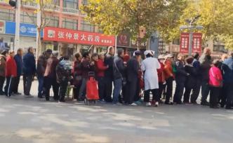 大爺大媽為領(lǐng)5個(gè)雞蛋，搬磚塊紙板占位