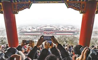 北京頭場冬雪催生新型商機：代堆雪人10厘米高25元