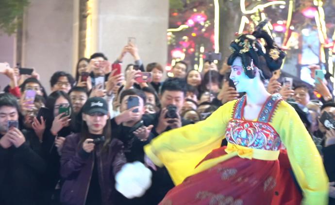 “不倒翁女孩”對(duì)走紅意外，稱不進(jìn)娛樂(lè)圈