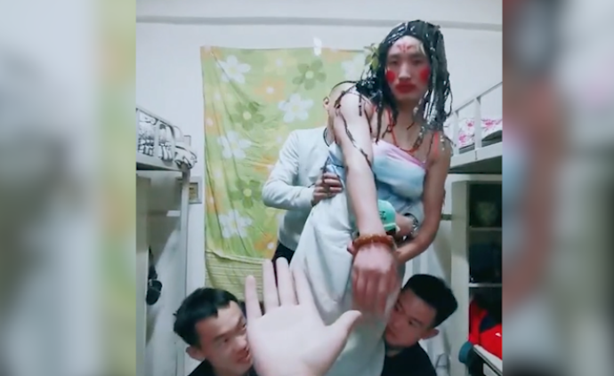 大學(xué)男生扮“大唐不倒翁”，網(wǎng)友：手拿開