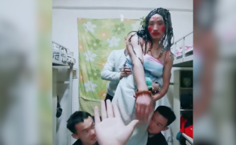 大學(xué)男生扮“大唐不倒翁”，網(wǎng)友：手拿開