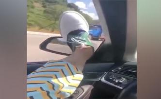 为打广告，车行老板“用脚开车”挑衅警方