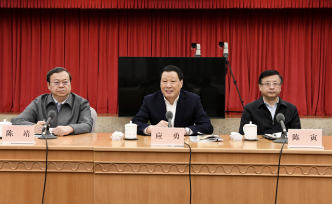 應勇：要在浦東新區(qū)積極探索“一企一證”“一業(yè)一證”改革
