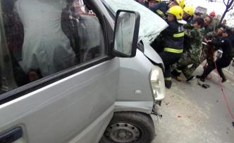 兩車相撞司機被困，眾人“拔河”救人