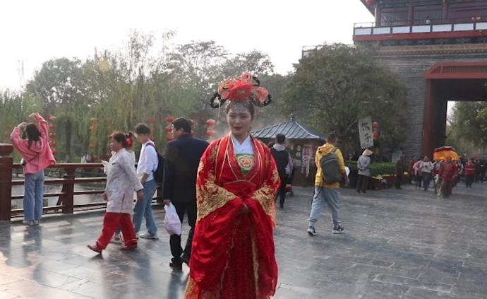 她在景区做“新娘”,一年拜堂300次