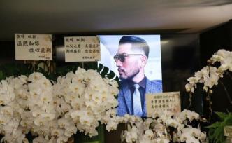 高以翔母親被攙扶進(jìn)靈堂，父親憔悴致謝