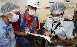 深圳沃爾瑪兩員工改口供，承認(rèn)的確用過(guò)長(zhǎng)蟲(chóng)大米和過(guò)期肉