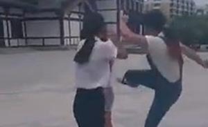 安徽4女孩對2女孩飛踹扇耳光逼下跪，多人圍觀無人制止