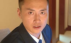 试飞员戴明盟被授荣誉称号，系首个驾机在航母上着舰和起飞者