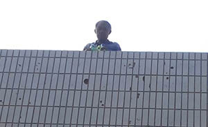 山東一老人為抗強(qiáng)拆樓頂吃住已一周，官方稱法院下裁定強(qiáng)拆