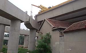 拒绝搬迁？铁路桥改方案将房屋圈入桥洞