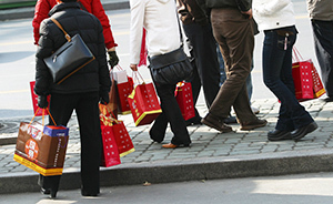 公款送礼暗渡陈仓：扫一扫微信二维码就可以收礼