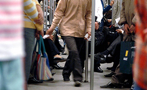 上海地铁治“四乱”：执法队员便衣上阵首波打击小广告