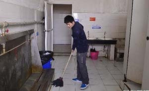 大學(xué)推自主保潔新政遭學(xué)生聯(lián)名反對，是學(xué)生懶還是學(xué)校粗暴？