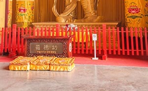 用粘板從法門寺功德箱“釣”走五千多元，陜西兩小偷被判拘役