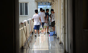 南昌大學(xué)爭議中擬調(diào)整自主保潔政策，學(xué)生保潔繼續(xù)但不再掏糞