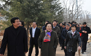 江泽慧获“金玫瑰奖章”，是世界花卉园艺界最高荣誉