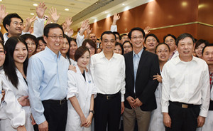 李克強和自貿(mào)區(qū)企業(yè)代表座談：有什么問題講什么問題