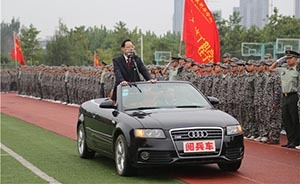 安徽一学院院长乘阅兵车检阅军训方阵，学子高喊“首长好！”