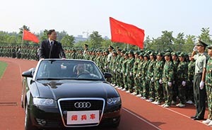 解放军报回应安徽新华学院院长“阅兵”事件：此举极不严肃！