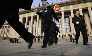 人民日?qǐng)?bào)“四個(gè)為什么”追問政治生態(tài)，再提“鐵腕”整風(fēng)