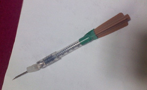 毒針射狗誤傷狗主人，傷者休克至今無(wú)法開口說(shuō)話