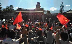 大理古城城管被指打背包客引百余摊主抗议，城管否认打人