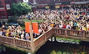 豫園游客人潮中找回走散的孩子：打了兩耳光，緊緊抱在懷里