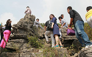 湖北恩施大峽谷3日上午涌入1.5萬名游客達最大承載量