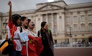 人民日报：中国游客不再是需要中文标出“不要随地吐痰”对象