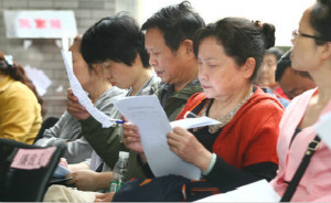 党报：怕公共决策跟着社会情绪走是典型顾虑，不让参与是疏离