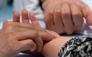 中醫(yī)把脈驗(yàn)孕是真是假？中西醫(yī)微博“約架”升級(jí)