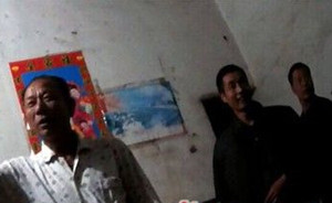 江西一疑似見習交警狂追無牌電動車車主，追到家中動手打人