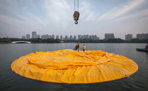 直击|大黄鸭充气全过程，从摊蛋饼到咸肉粽再到大黄鸭