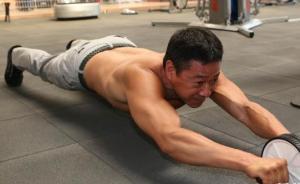 年近60的硬漢張豐毅，是如何保持八塊腹肌的？