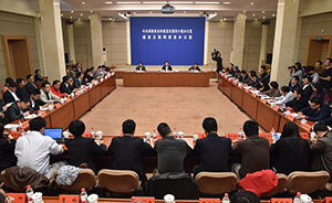 网信办召开重点网站负责人座谈会，全面推进网络空间法治化