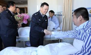 江苏民警赴广西抓嫌犯遭当地人围殴，把自己跟嫌犯拷在一起