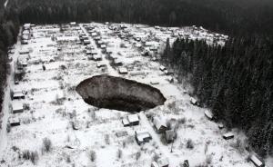 俄羅斯一礦山透水礦區(qū)現(xiàn)巨大“黑洞”，小鎮(zhèn)面臨被淹沒危險(xiǎn)