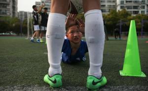 足球擬納入全國(guó)體育必修課，學(xué)校如何“消化”決議仍令人擔(dān)心