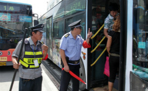 黨報(bào)批稻草人安檢員：就差沒問乘客“同志，帶炸藥包沒”