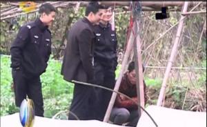 湖南岳阳一高中女生裸死菜地，民警勘查现场时聊天嬉笑