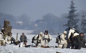 这不是《兄弟连》剧照，是在纪念二战中最惨烈的战役
