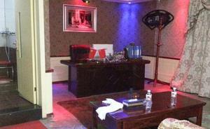 四川宜宾涉黄洗浴房装修成办公室，办公桌上摆国旗党旗