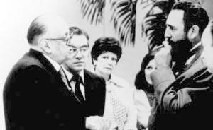 跟卡斯特羅交談的這位叫卡彭鐵爾，他書寫拉美小說的古巴一章
