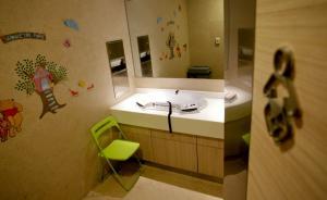 緩解媽媽給孩子喂奶的尷尬：上?；?qū)⒁?guī)范公共場所母嬰室建設(shè)