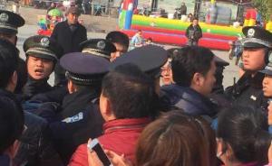 河南商城教師討工資，官方稱系非法集會帶走“兩名不明人士”