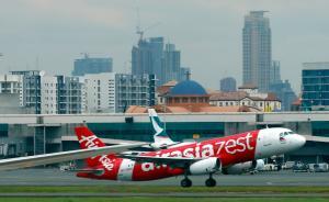 亞航失聯(lián)直播：失聯(lián)乘客家屬得知飛機(jī)殘骸被發(fā)現(xiàn)后情緒悲痛